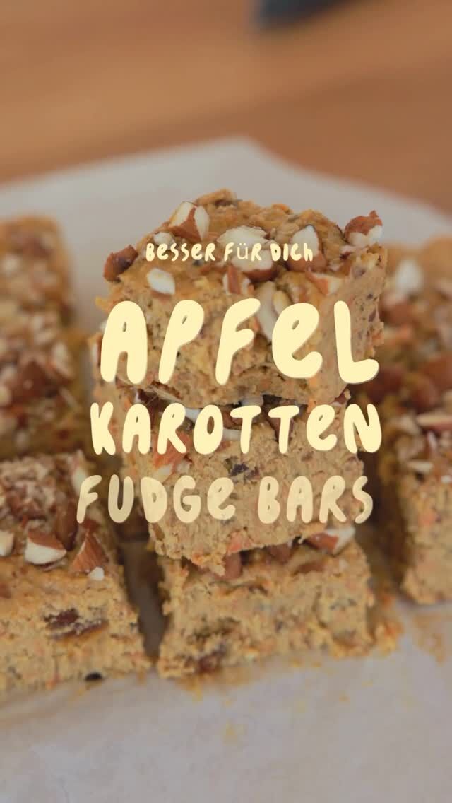 ✨ Apfel Karotten Fudge Bars (no bake & vegan) ✨
Saftig, würzig und natürlich gesüßt – schmecken wie Carrot Cake, nur in gesund

Zutaten: 
• 2 Karotten
• 1,5 Äpfel
• 10 Medjool Datteln
• 150 g Mandelmus (z.b: von @vetain)
• 1 Handvoll Maulbeeren, eingeweicht und ausgedrückt 

• 80 g Ganze Mandeln
• 50 g Kakaobutter, geschmolzen 
• 120 g Hafermehl

• 1 EL Orangenzeste
• 1/4 TL Vanille
• 1/2 TL Zimt
• 1/4 TL Muskat
• 1/4 TL Ingwer

Gehackte Mandeln 

1. Karotten & Äpfel fein reiben
2. Mit Datteln, Mandelmus, Hafermehl, Kakaobutter & Gewürzen im Food Processor mixen
3. Mandeln dazugeben & nur kurz mixen (für etwas Crunch 😍)
4. Masse in eine Form drücken & kalt stellen
5. Mit gehackten Mandeln dekorieren, in kleine Bites schneiden – fertig!

Perfekt als gesunder Snack, Meal Prep oder süße Alternative ohne Backen. 

✨ Tipp: Ich bin ein Fan der Nussmuse von @vetain. Mit meinem persönlichen Rabattcode „KATHIKOCHT10“ sparst du (auf alle Produkte) 10 %. Wenn du eines meiner Rezepte nachmachst, nutze gerne meinen Code – damit unterstützt du meine Arbeit. DANKE ❤️.

#gesundnaschen #nobake #rohvegan #veganerezepte #karottenkuchen