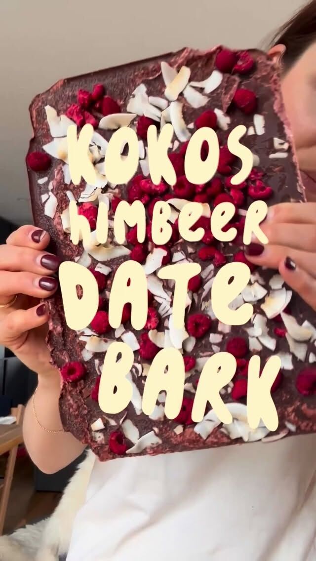 Absoluter Lieblings Dattel Bark aktuell! 😍 Kokos Himbeer mit Schoko ist einfach ein Traum. Das Rezept ist super einfach und schnell. Gelingt auch ohne Hochleistungsmixer. 

1/3 Pkg @dattelbaer.at Dattelpaste 

Kokos Himbeer Füllung
- 150 g Cashewmus in Rohkostqualität
- 100 g Kokosflocken
- 30 g gefriergetrocknete Himbeeren
- 15 g Rote Bete Pulver

Zum Toppen: 
- 100 g Kakaomasse + 50 g Kakaobutter geschmolzen ODER 1 Pkg @dattelbaer.at Dattelschokolade 
- Gefriergetrocknete Himbeeren
- Kokosflocken

Dattelpaste in eine Form (20x30 cm) drücken. 

Für die Himbeer-Kokos Füllung alle Zutaten verrühren und über dem Dattelboden verteilen.

Mit geschmolzener Schoko, Himbeeren und Kokosflocken toppen und einfrieren. 

#datebark #nobake #gesundnaschen #dattelliebe