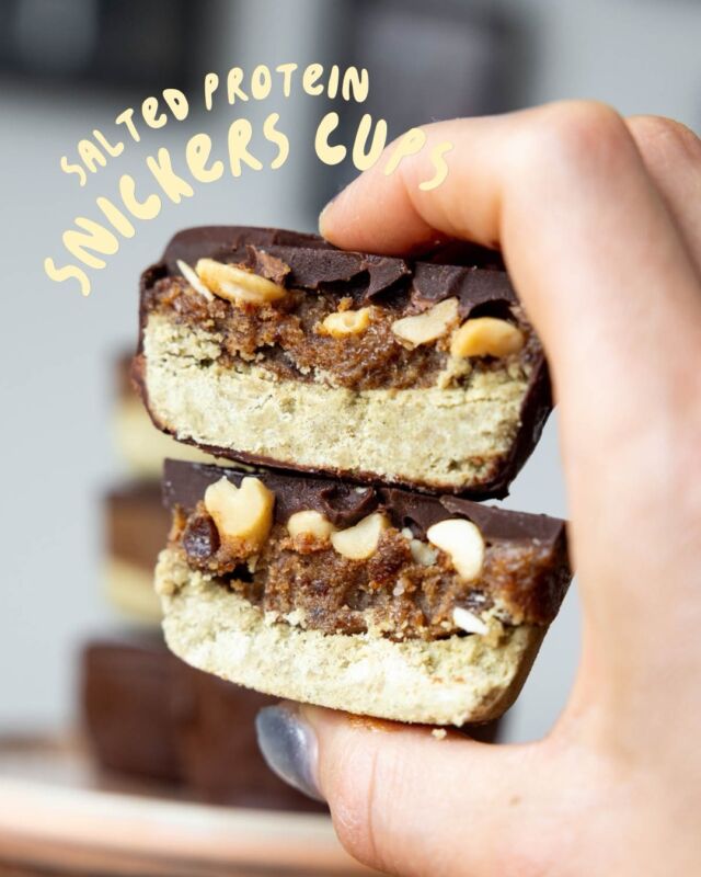 Snickers Style Cups…aber gesund!
Diese No-Bake Salted Protein Snickers Cups sind:
✨ vegan
✨ ohne raffinierten Zucker
✨ super cremig & sättigend

Die Kombi aus Erdnuss, @dattelbaer.at Dattelkaramell und Schokolade ist einfach NEXT LEVEL 🤤

👉 Kommentiere “Protein Snickers” für das Rezept 💌

#veganerezepte #gesundnaschen #nobakerecipes #proteinreich #veganbacken healthysnacks darmfreundlich zuckerfrei mealprepideas snickerslover