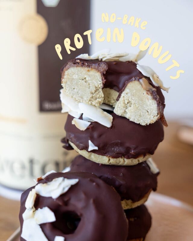 NO BAKE PROTEIN DONUTS
Schokoladig, cremig und voller Protein. Diese no-bake Donuts sind der perfekte Snack, wenn dich die Lust auf Süßes packt – ganz ohne Backen & mit ca. 18–19 g Protein pro Stück 💪🤤

*Werbung* Für extra Protein verwende ich das vegane Proteinpulver von @vetain 🌱. Mit meinem Code KATHIKOCHT10 spart ihr 10 % auf eure Bestellung. 🤎

👉 Rezept speichern & ausprobieren!
👉 Markiere mich gerne, wenn du sie nachmachst 

#nobakerecipes #proteindonuts #highproteinvegan #vegansnacks #gesundnaschen