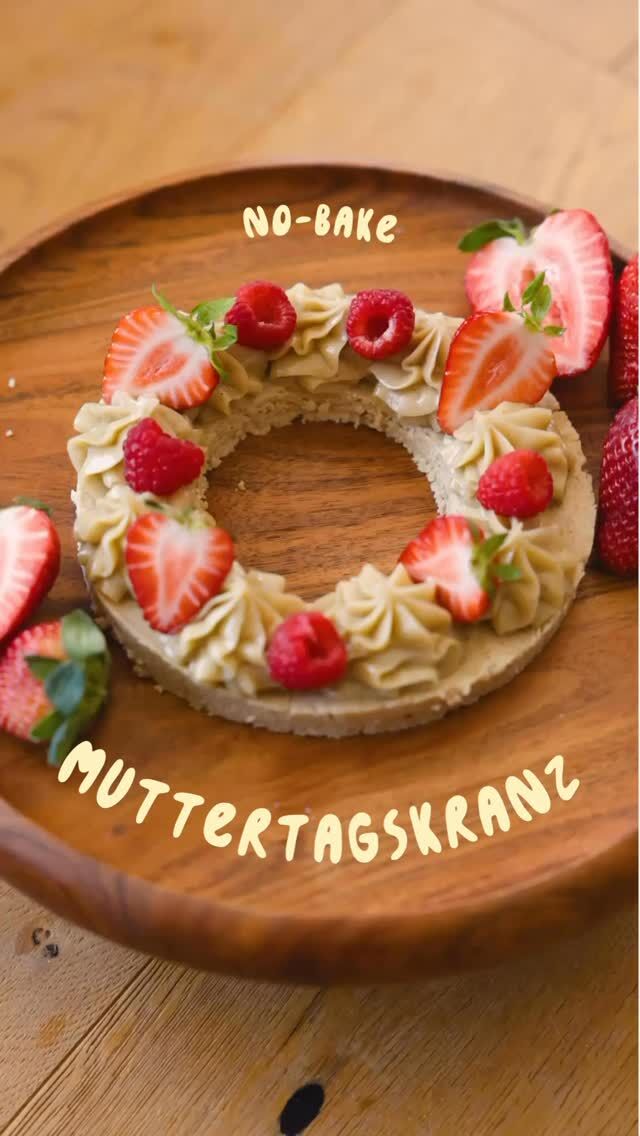 Der schönste Muttertagskranz? Definitiv dieser hier 💕
Cremig, fruchtig & ganz ohne Backofen ✨
Ein zarter Cashew-Kokos-Boden, himmlische Vanillecreme und frische Beeren machen dieses rohvegane Dessert zum perfekten Highlight für den Muttertag.

Natürlich gesüßt, nährstoffreich und sooo erfrischend. 
Fast zu schön zum Anschneiden … aber eben nur fast 😍

💌 Kommentiere „MUTTERTAG“ und ich schicke dir das Rezept direkt zu!

#muttertag #nobakecake #rohvegan #veganerezepte #gesundnaschen