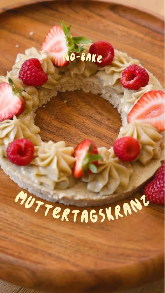 Der schönste Muttertagskranz? Definitiv dieser hier 💕
Cremig, fruchtig & ganz ohne Backofen ✨
Ein zarter Cashew-Kokos-Boden, himmlische Vanillecreme und frische Beeren machen dieses rohvegane Dessert zum perfekten Highlight für den Muttertag.

Natürlich gesüßt, nährstoffreich und sooo erfrischend. 
Fast zu schön zum Anschneiden … aber eben nur fast 😍

💌 Kommentiere „MUTTERTAG“ und ich schicke dir das Rezept direkt zu!

#muttertag #nobakecake #rohvegan #veganerezepte #gesundnaschen