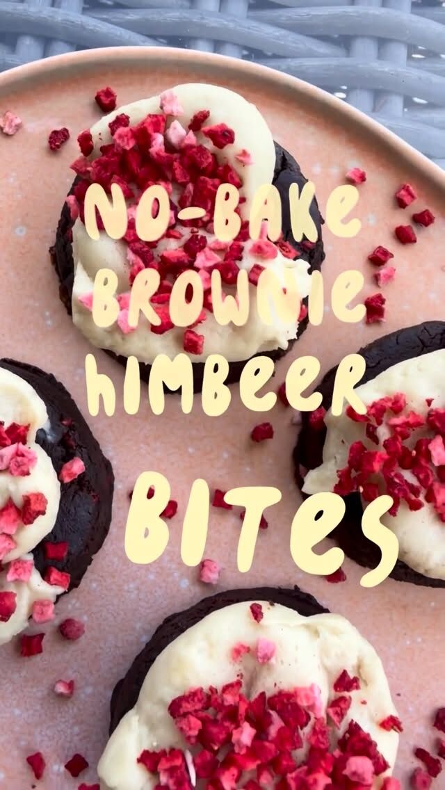 Wenn du schon länger hier bist, weißt du: Ich liebe no-bake Rezepte, die nice aussehen, aber eigentlich ganz einfach gemacht sind. 😍

Diese Himbeer Brownie Bites gehören genau in diese Kategorie. Schokoladige Brownie-Basis, fruchtige Himbeeren und ein cremiges Vanille-Frosting. Das Beste daran? Sie kommen komplett ohne Backen aus.

Für die Brownie-Basis:
- 165 g Cashewmus
- 175 g Dattelpaste
- 55 g roher Kakao
- 2 EL gefriergetrocknete Himbeeren @zingyzoo 

Alle Zutaten außer den Himbeeren im Hochleistungsmixer zu einem Teig verarbeiten. Die Himbeeren zuletzt kurz unterheben. Kleine Bällchen formen und flach drücken oder den Teig ausrollen und Kreise (mit 1,5-2cm hoch) ausstechen. Anschließend im Kühlschrank kalt stellen.

Für das Vanille-Frosting:
- 265 g Cashewmus
- 100 ml Kokosmilch
- 2–3 EL Ahornsirup
- 75 g Kakaobutter
- Mark von ½ Vanilleschote

- gehackte, gefriergetrocknete Himbeeren @zingyzoo 

Die Kakaobutter schmelzen. Alle übrigen Zutaten mixen. Danach die geschmolzene Kakaobutter kurz einarbeiten. Das Frosting kalt stellen, bis es fest genug zum Pipen ist.

Die gekühlten Brownie Bites mit dem Frosting toppen und mit gehackten gefriergetrockneten Himbeeren verfeinern.

#healthytreats #nobakerecipe #vegandessert #healthydessert #veganrecipes