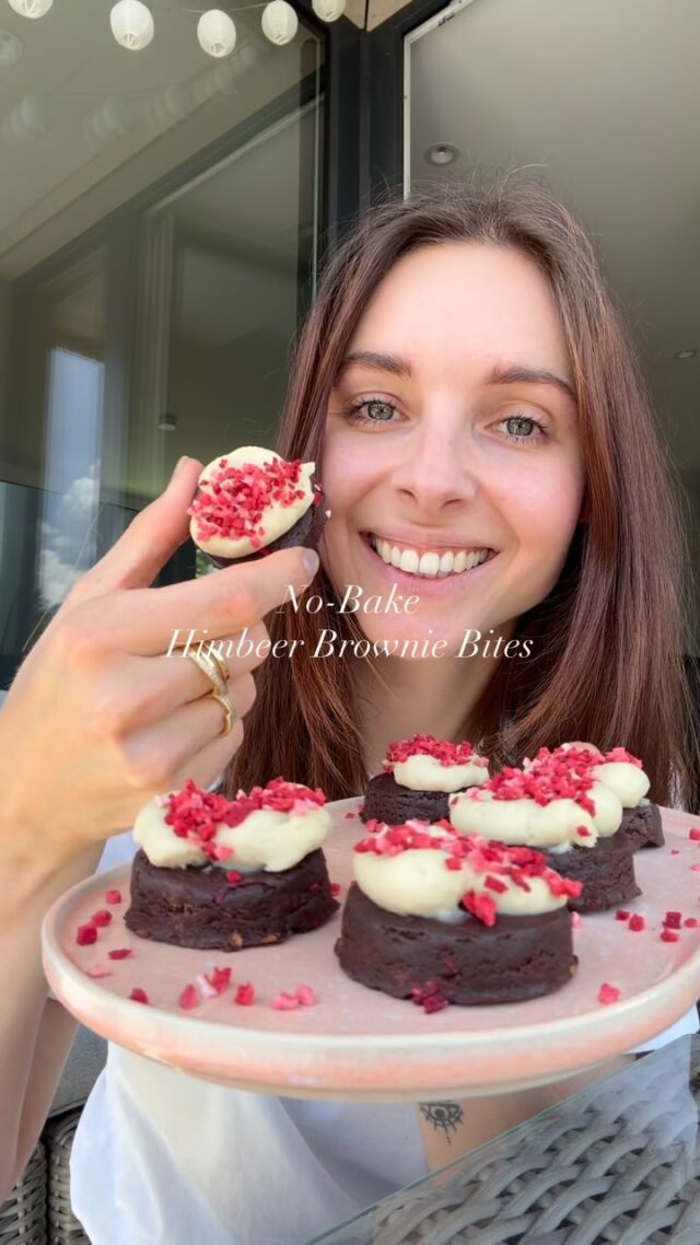 Wenn du schon länger hier bist, weißt du: Ich liebe no-bake Rezepte, die nice aussehen, aber eigentlich ganz einfach gemacht sind. 😍

Diese Himbeer Brownie Bites gehören genau in diese Kategorie. Schokoladige Brownie-Basis, fruchtige Himbeeren und ein cremiges Vanille-Frosting. Das Beste daran? Sie kommen komplett ohne Backen aus.

Für die Brownie-Basis:
- 165 g Cashewmus
- 175 g Dattelpaste
- 55 g roher Kakao
- 2 EL gefriergetrocknete Himbeeren 

Alle Zutaten außer den Himbeeren im Hochleistungsmixer zu einem Teig verarbeiten. Die Himbeeren zuletzt kurz unterheben. Kleine Bällchen formen und flach drücken oder den Teig ausrollen und Kreise (mit 1,5-2cm hoch) ausstechen. Anschließend im Kühlschrank kalt stellen.

Für das Vanille-Frosting:
- 265 g Cashewmus
- 100 ml Kokosmilch
- 2–3 EL Ahornsirup
- 75 g Kakaobutter
- Mark von ½ Vanilleschote

Die Kakaobutter schmelzen. Alle übrigen Zutaten mixen. Danach die geschmolzene Kakaobutter kurz einarbeiten. Das Frosting kalt stellen, bis es fest genug zum Pipen ist.

Die gekühlten Brownie Bites mit dem Frosting toppen und mit gehackten gefriergetrockneten Himbeeren verfeinern.

#healthytreats #nobakerecipe #vegandessert #healthydessert #veganrecipes