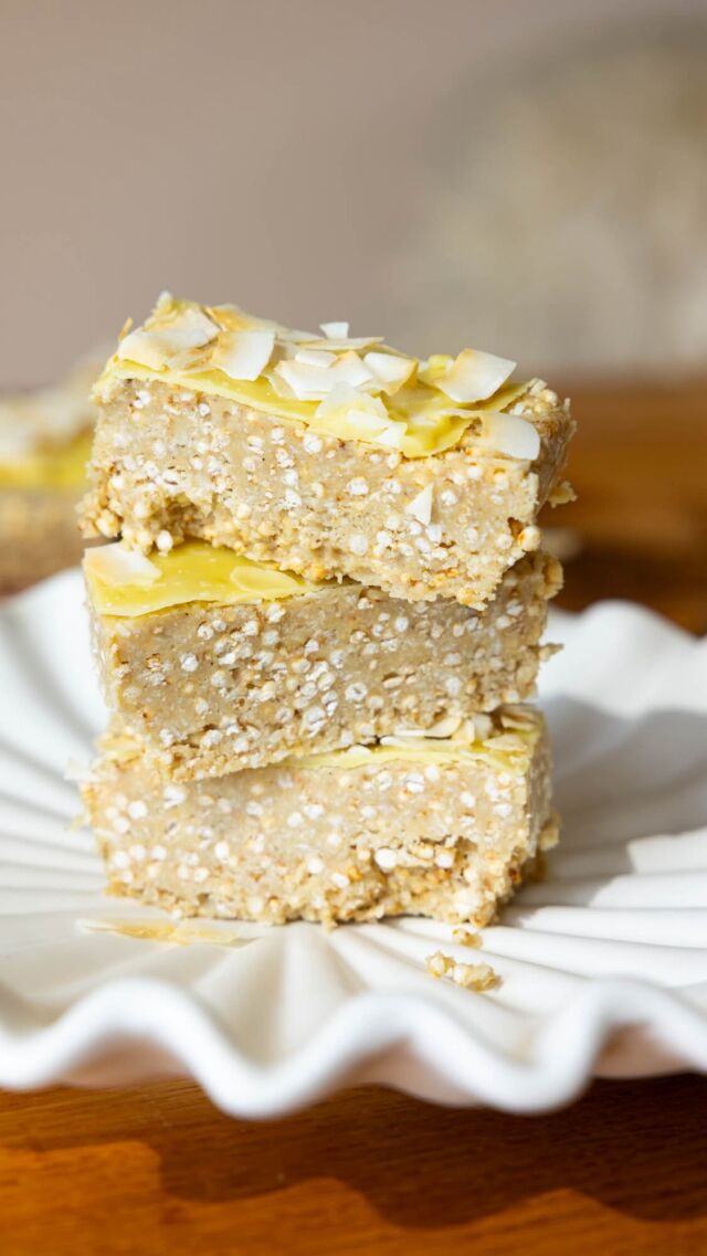 KOKOS QUINOA BARS | Genau die Art von Rezept, die unkompliziert ist und eine tolle Nährstoffdichte hat. 
Ihr braucht keinen Backofen und seid in wenigen Minuten fertig. Danach heißt es nur noch: ab in den Kühlschrank und Vorfreude genießen.

Gepuffter Quinoa ist eine tolle Proteinquelle, glutunfrei und enthält Magnesium und Eisen. 

Das komplette Rezept findet ihr jetzt bei @mpreis_at in der App oder am @mpreis_at Rezepteblog online. Wenn ihr sie ausprobiert, freue ich mich wie immer über eure Fotos und euer Feedback. ✨

❤️ Spare dir Zeit beim Suchen und kommentiere „KOKOS“. So landet das Rezept direkt in deinem Postfach. 

#snacktime #nobakerecipe #einfachlecker #healthytreats #veganbacken