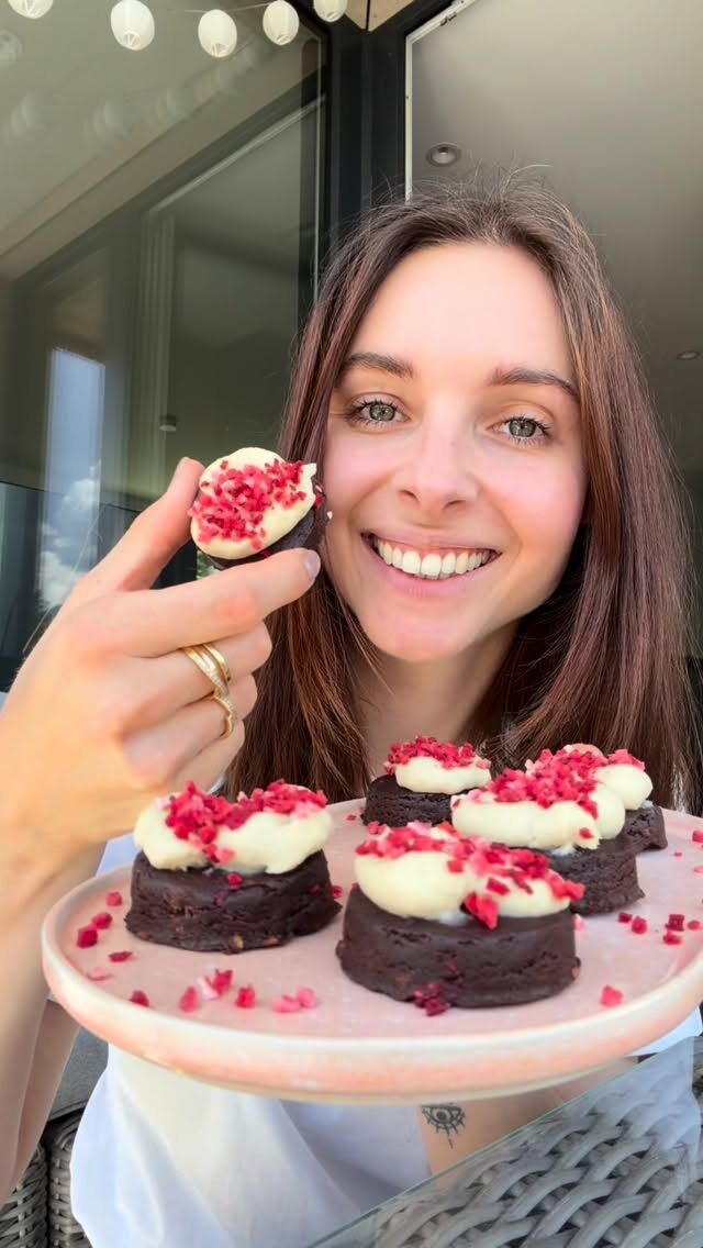 Wenn du schon länger hier mitliest, weißt du: Ich liebe Rezepte, die beeindruckend aussehen, aber eigentlich ganz einfach gemacht sind.

Diese no-bake Himbeer Brownie Bites gehören genau in diese Kategorie. Schokoladige Brownie-Basis, fruchtige Himbeeren und ein cremiges Vanille-Frosting. Das Beste daran? Sie kommen komplett ohne Backen aus.

Für die Brownie-Basis:

165 g Cashewmus
175 g Dattelpaste
55 g roher Kakao
2 EL gefriergetrocknete Himbeeren @zingyzoo 

Alle Zutaten außer den Himbeeren im Hochleistungsmixer zu einem Teig verarbeiten. Die Himbeeren zuletzt kurz unterheben. Kleine Bällchen formen und flach drücken oder den Teig ausrollen und Kreise ausstechen (1,5 cm dick). Anschließend im Kühlschrank kalt stellen.

Für das Vanille-Frosting:

265 g Cashewmus
100 ml Kokosmilch
2–3 EL Ahornsirup
75 g Kakaobutter
Mark von ½ Vanilleschote

Gefriergetrocknete, gehackte Himbeeren @zingyzoo 

Die Kakaobutter schmelzen. Alle übrigen Zutaten cremig mixen. Danach die geschmolzene Kakaobutter hinzugeben und kurz mixen. Das Frosting kalt stellen, bis es fest genug zum Aufspritzen oder Aufstreichen ist.

Die gekühlten Brownie Bites mit dem Frosting toppen und mit gehackten gefriergetrockneten Himbeeren verfeinern.

#healthytreats #nobakerecipe #vegandessert #healthydessert #veganrecipes