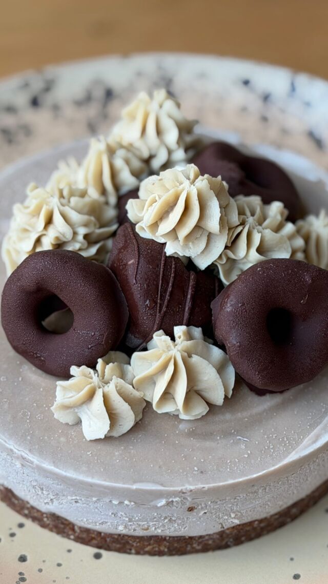 Geburtstagstorte für die beste Freundin die sich zu jedem Anschluss Bananenschnitten wünscht und Bananeneis mit Schokoraspeln in der Eisdiele bestellt. ♥️

Ein Happy Birthday das nach Banana Bread schmeckt und aufwändiger aussieht als es ist: Der Boden und die Donut- & Herzgarnierungen sind aus dem gleichen Brownieteig. Die Bananencreme und ein Vanillefrosting machen diesen schnellen Raw Cake zu einer leckeren Sommertorte für alle die auf raffinierten Zucker verzichten wollen. 

#rawpatisserie #rawcake #rawcakes #gesundnaschen #torten