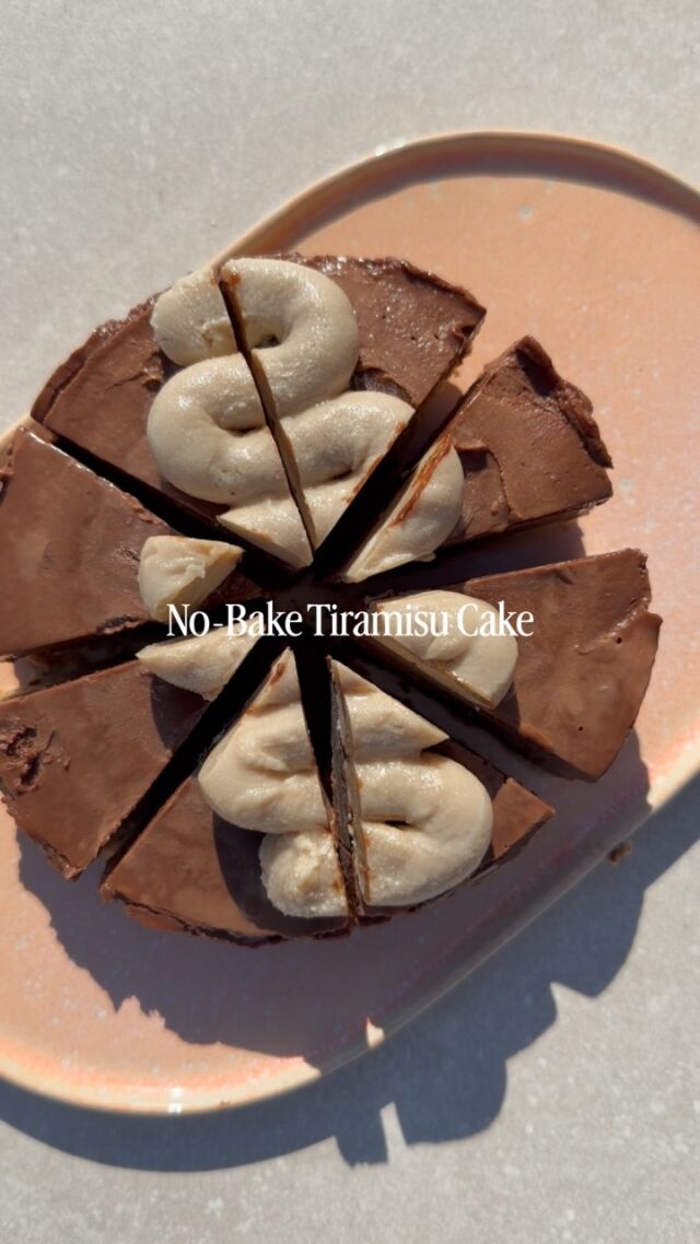 No-bake Tiramisu Cake mit den leckeren @vetain Nussmusen. 🌰 Die könnt ihr übrigens mit dem Code ‚KATHIKOCHT10‘ um 10% günstiger testen. 

[Sidenote: Das Rezept ist nicht rohvegan, „nur“ no-bake. Wenn du dein eigenes Nussmus herstellst und Kaffeepulver verwendest, kannst du es ganz einfach in ein Rohkostrezept verwandeln.]

Diese No Bake Tiramisu Bars verbinden einen soften Mandelboden mit einer cremigen Schoko-Kaffee-Schicht und einem feinen Vanille-Frosting. Ganz ohne Backen, vegan, glutenfrei und ohne raffinierten Zucker. 😋

Boden: 

200 g Cashewmus @vetain 
100 g Mandelmehl
2 EL Dattelsirup
25 g Kokosöl, geschmolzen

Schoko Kaffee Creme:

200 Haselnussmus @vetain 
150 Kokos- oder Haselnussmilch
4 El Dattelsirup
55 g Roher Kakako
50 g Kokosöl
30 g Kakaobutter, geschmolzen
1 Espresso

Vanille Frosting: 

260 Cashewmus @vetain 
56 Kakaobutter, geschmolzen
123 g Kokosmilch
1 Messerspitze Bourbon Vanille

Zubereitung

Für den Boden Cashewmus, Mandelmehl, Dattelsirup und das geschmolzene Kokosöl zu einer gleichmäßigen, leicht klebrigen Masse vermengen. Eine kleine, mit Backpapier ausgelegte Form damit auslegen und den Boden gut festdrücken. Anschließend ins Gefrierfach stellen.

Für die Schoko-Kaffee-Creme Haselnussmus, Kokos- oder Haselnussmilch, Dattelsirup, rohen Kakao und den Espresso in einen Mixer geben. So lange mixen, bis eine glatte und cremige Masse entsteht. Zuletzt geschmolzenes Kokosöl und geschmolzene Kakaobutter hinzufügen und nochmal mixen. Die Creme gleichmäßig auf dem gekühlten Boden verteilen und erneut ins Gefrierfach stellen, bis die Schicht leicht fest geworden ist.

Für das Vanille-Frosting Cashewmus, Kokosmilch und Bourbon-Vanille glatt mixen. Geschmolzene Kakaobutter hinzufügen und nochmal kurz (!) mixen. Das Frosting auf der Schoko-Kaffee-Schicht verteilen und die Form für mindestens 4 Stunden, am besten über Nacht, ins Gefrierfach stellen.

Vor dem Anschneiden das Schoko-Tiramisu etwa 15 bis 20 Minuten bei Raumtemperatur antauen lassen.🤎☕️

Die Stücke im Kühlschrank aufbewahren oder für eine längere Haltbarkeit einfrieren.

#nobakedessert #nobakecake #nobakerecipe #tiramisucake #tiramisulover