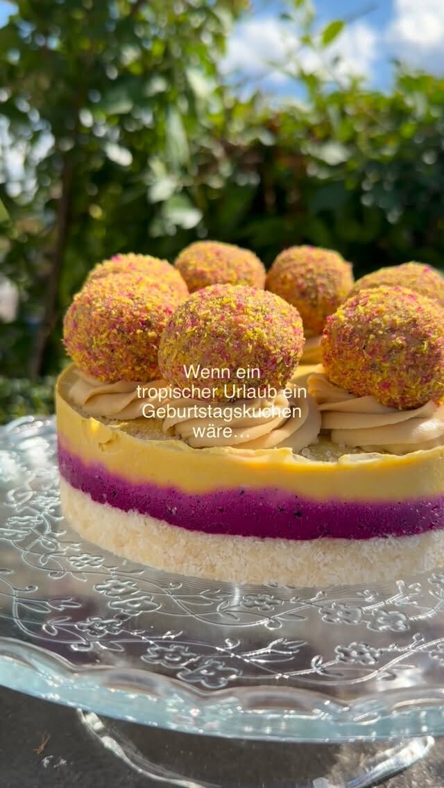 Wenn der Geburtstagskuchen nach Sommerurlaub schmeckt 🥭🐉🌴

Für den Geburtstag meiner Mama durfte es dieses Jahr etwas ganz Besonderes sein: ein tropischer Rohkostkuchen mit Drachenfrucht, Mango und Passionsfrucht. 

Auf den Kokos-Mandel-Boden kommt eine leuchtend pinke Drachenfruchtschicht, gefolgt von einer fruchtig-cremigen Mango-Passionsfrucht-Schicht und einem feinen Vanille-Frosting.

Ganz ohne Backen, vegan, glutenfrei und ohne raffinierten Zucker. Dafür unglaublich cremig, fruchtig und perfekt für warme Sommertage. ✨

Boden

40 g Kokosflocken
200 g Cashews
3 EL Kokosblütenzucker 
3 EL Kokosöl, geschmolzen

Drachenfruchtschicht

55 g gefriergetrocknete Drachenfrucht, fein gemahlen
150 g Cashews, eingeweicht und abgetropft
70 ml Ahornsirup
50 g Kokosmilch
70 g Kokosöl, geschmolzen

Mango-Passionsfrucht-Schicht

200 g Cashews, eingeweicht und abgetropft
220 g Mango
40 g Passionsfruchtpüree
1 Messerspitze Bourbon-Vanille
70 ml Ahornsirup
40 g Kakaobutter, geschmolzen
60 ml Kokosöl, geschmolzen
1 Prise Salz

Vanille-Frosting

260 g Cashews, eingeweicht und abgetropft
56 g Kakaobutter, geschmolzen
123 g Kokosmilch
1 Messerspitze Bourbon-Vanille

Garnierung

Mango-Energiebällchen (siehe altes Rezeptereel)

♥️ Zubereitung in den Kommentaren!

#rohkostkuchen #plantbadedcske #nobake #gesundnaschen #healthyfoodporn