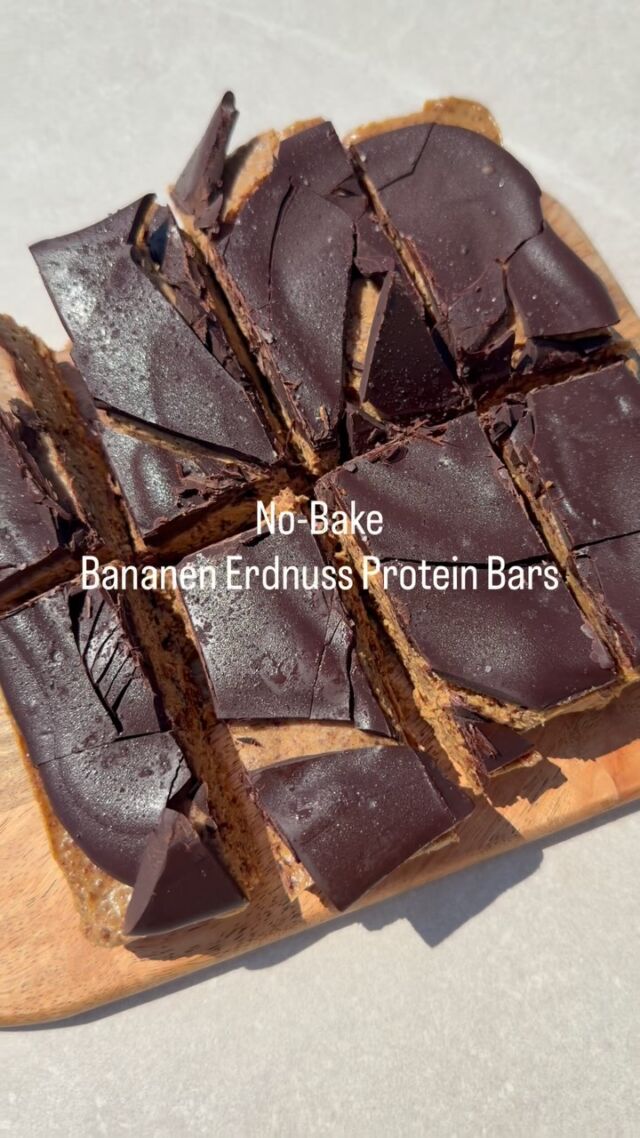Erdnussmus, Kakaobutter, Bananen Proteinpulver und Datteln und fertig ist ein 15-Minuten No-Bake (nicht rohvegan!) Snack. 🙌

Vanille- oder Schoko Protein passt auch super dazu. Ich habs diesmal mit Bananenpulver von @vetain getestet und liebe die Kombi. 

180 g Dattelpaste
120 g Erdnussmus
70 g Kakaobutter, geschmolzen
90 g Bananen-Proteinpulver

150 g vegane Schokolade
Meersalz

Kakaobutter schmelzen und mit allen anderen Zutaten im Hochleistungsmixer vermengen. Masse in eine Form füllen und mit geschmolzener Schoko und Meersalz toppen. Einfrieren, in Stückchen schneiden und genießen.

♥️ Wenn ihr auch ein wirklich cleanes Protein sucht: 
Ich hab einen Gutscheincode für euch
10 % sparen mit „KATHIKOCHT10“ bei @vetain. 

#nobakedessert #proteinpulver #nobakebars #nobakerecipe #nobake