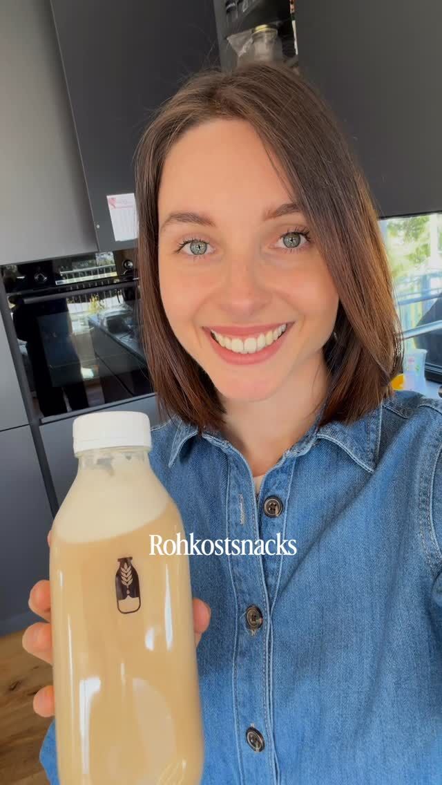 CASHEW KARAMELL MILCH 🤎 

Diese Milch schmeckt nach Karamell – und es ist kein Karamell drin. Mein Geheimnis: Mesquite-Pulver. Es wird aus den Schoten des Mesquite-Baums gemacht, schmeckt von Natur aus karamellig und bringt Ballaststoffe, Mineralien und pflanzliches Eiweiß mit. Zusammen mit Medjool-Datteln und Cashews wird daraus eine cremige Karamellmilch, nur mit Datteln gesüßt. ✨

Perfekt für Kaffee, Shakes oder Rohkost-Snacks.

ZUTATEN (für ca. 1,3 l Milch)
• 110 g Cashews (über Nacht eingeweicht)
• 6 Medjool-Datteln, entkernt und eingeweicht
• 1 TL Bourbon-Vanille
• 1,5 EL Mesquite-Pulver
• 1 Prise Salz

SO GEHT’S
1. Cashews und Datteln abgießen und in den Filter geben.
2. Wasser bis zur 1,3-l-Markierung einfüllen, Vanille, Mesquite-Pulver und Salz dazugeben.
3. Filter einsetzen, Deckel drauf, Programm starten – und in 60 Sekunden ist deine pflanzliche Karamell Milch fertig.
4. In eine Glasflasche füllen und im Kühlschrank aufbewahren.

Ich mache meine Pflanzenmilch mit dem @themylky – ohne Abseihen, ohne Sauerei. Mit dem Code KATHARINAM10 bekommst du 10 € Rabatt. 🙌

Speicher dir das Rezept ab und schick es der Person, die noch pflanzliche Milch kauft. ☕️🤭

#cashewmilch #pflanzenmilch #medjooldatteln #gesundnaschen  #mylky