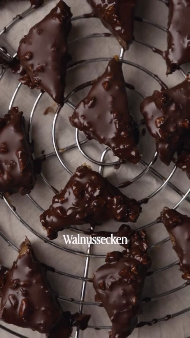 No-bake Walnussecken mit Orangen-Dattelkaramell 🤎 Rezept findest du unten 👇

Das Herzstück ist der Boden aus Walnussmehl von @naughtynuts. Drin ist genau eine Zutat: 100 % Bio-Walnussmehl, teilentölt. Keine Zusätze, kein Kleingedrucktes – genau so mag ich meine Basics. 

Warum Walnussmehl super für gesunde Treats ist: 
♥️ Walnussmehl bringt viel Eiweiß und Ballaststoffe
💪 dazu Magnesium, Kalzium und Zink

REZEPT

Boden:

200 g Walnussmehl @naughtynuts 
150 g Cashewmus @naughtynuts 
60 ml Dattelsirup
2 EL Kokosöl, geschmolzen
2 EL Roher Kakao
1 TL Kardamom

Orangen-Dattelkaramell:

6 Datteln, entsteint
80–100 ml Wasser oder Pflanzenmilch
1,5–2 TL gefriergetrocknetes Orangenpulver

Topping:

200 g rohvegane Schokolade
100 g gehackte Walnüsse

So geht’s:

Alle Zutaten für den Boden in einer Schüssel verkneten und in eine mit Backpapier ausgelegte Form drücken.
Datteln, Wasser und Orangenpulver cremig mixen und auf den Boden streichen. Einfrieren, bis alles fest ist.
In Quadrate und diese dann diagonal in Ecken schneiden.
Schokolade über Wasserbad schmelzen, die Walnüsse unterrühren und über die Ecken löffeln oder die Ecken wälzen.
Auf einem Gitter fest werden lassen – fertig!

Perfekt zum Vorbereiten: Sie halten sich super im Gefrierfach, für die kleine Naschpause zwischendurch ✨

Speicher dir den Post für dein nächstes Naschprojekt 📌

#naughtynuts #nobake #nobakedessert #gesundnaschen #veganedesserts