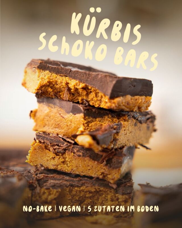 Kürbis Schoko Bars – no-bake, vegan und mit nur 5 Zutaten im Boden 🎃🍫 Rezept findest du unten 👇

Kürbis gehört für mich im Herbst einfach überall rein – auch in meine Naschereien. Der Boden wird mit Datteln, Kürbis und Zimt richtig saftig und schmeckt nach Herbst 🍂

Für den Boden verwende ich das Walnussmehl aus der neuen Naked Line von @naughtynuts . Drin ist genau eine Zutat: 100 % Bio-Walnussmehl, teilentölt. Ohne Zusätze, ohne Kleingedrucktes – genau so mag ich meine Basics 🌰

REZEPT

Boden:

6 Medjool-Datteln, entkernt
140 g Kürbis (gegart & püriert, z. B. Hokkaido)
50 g Walnussmehl @naughtynuts 
10 g Flohsamenschalen
Zimt nach Geschmack

Schokotopping:

100 g Kokosöl, geschmolzen (ca. 4–5 EL)
55 g Kakaopulver (ca. 3 gehäufte EL, am besten Back- oder Rohkostkakao)
55 g flüssige Süße (ca. 2 EL Ahornsirup, Agavendicksaft oder Reissirup)

So geht’s:

Datteln, Kürbis, Walnussmehl, Flohsamenschalen und Zimt im Mixer zu einer kompakten Masse verarbeiten.
In eine mit Backpapier ausgelegte Form drücken und ca. 30 Min. einfrieren.
Für das Topping Kokosöl, Kakao und Süße glatt rühren und über den Boden gießen.
Fest werden lassen, in Stücke schneiden und im Kühlschrank oder Gefrierfach aufbewahren.

Speicher dir das Rezept für den nächsten Herbsttag 📌

#kürbis #kürbisrezepte #nobake #veganedesserts #gesundnaschen