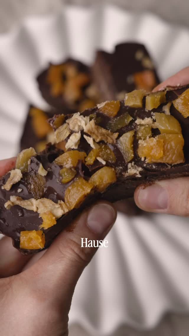 Diese Brownies sind bei uns zu Hause schneller weg, als ich sie fotografieren kann 🙈 

Die Power Bars sind no-bake, vegan und kommen ganz ohne Mehl aus. Der Boden besteht aus Kürbiskernen, Sonnenblumenkernen, Cashews und rohem Kakao – alles Zutaten, die von Natur aus Eisen enthalten 🌱

Obendrauf kommt eine Schoko-Ganache mit getrockneten Aprikosen und dem Bio Yacon Crunch von @soulfeed.official . Der besteht aus 100 % Bio-Yacon, einer Wurzel aus den Anden – von Natur aus süß, ohne Zuckerzusatz und mit fast 40 % Ballaststoffen. Gibt den Bars den perfekten Crunch 🤎

REZEPT

Boden:
* je 130 g Sonnenblumenkerne, Cashews & Kürbiskerne
* 6 Medjool-Datteln, entkernt
* 50 g roher Kakao
* 1 EL Flohsamenschalen
* 200 ml Pflanzenmilch
* 50 ml Kakaobutter, geschmolzen

Schoko-Ganache:
* 200 g Kokosöl, geschmolzen
* 100 g roher Kakao
* 100 g Ahornsirup

Topping:
* getrocknete Aprikosen
* Bio Yacon Crunch von @soulfeed.official 

So geht’s:
1. Sonnenblumenkerne, Cashews und Kürbiskerne im Mixer fein mahlen.
2. Datteln, Pflanzenmilch, Kakao, Flohsamenschalen und Kakaobutter dazugeben und zu einer kompakten Masse mixen. In eine mit Backpapier ausgelegte Form drücken und ca. 30 Min. einfrieren.
3. Für die Ganache Kokosöl, Kakao und Ahornsirup glatt rühren und über den Boden gießen.
4. Mit gehackten Aprikosen und Yacon Crunch bestreuen, fest werden lassen und in Stücke schneiden. Im Kühlschrank oder Gefrierfach aufbewahren.

Speicher dir das Rezept für dein nächstes Naschprojekt 📌

#nobake #veganebrownies #gesundnaschen #rohvegan #veganedesserts